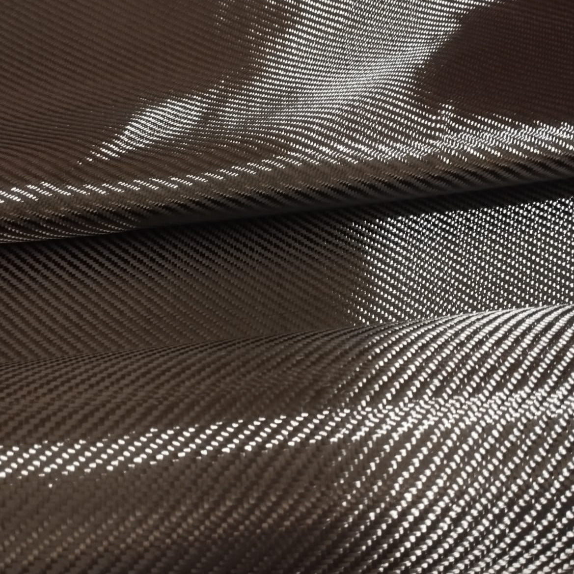 Detalle del tejido twill 2x2 en tela de fibra de carbono 3K 200 g/m² utilizado en piezas de carbono estructural y estético.